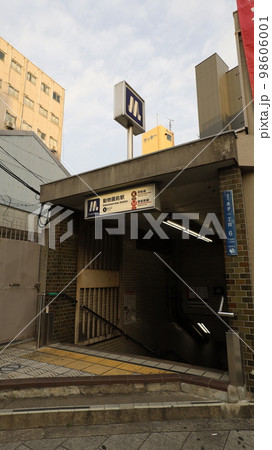 大阪メトロの動物園前駅の8号出入口、大阪市西成区のあいりん地区に設置されている 大阪メトロの動物園前駅の8号出入口、大阪市西成区のあいりん地区に設置されている 98606001