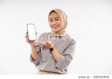 a woman in brown veil standing with smile and showing the phone 98606808