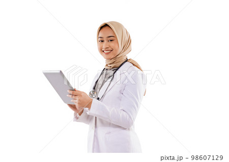 a doctor with hijab bring the tablet at her hand and smiling 98607129