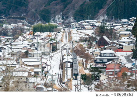【高山本線】飛騨小坂駅を通過する特急ひだ3号 98609862