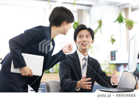 作成中の資料について打ち合わせるビジネスパーソン男女1 98609888