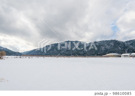 【高山本線】宮の大カーブを通過する10両編成の特急ひだ 98610085