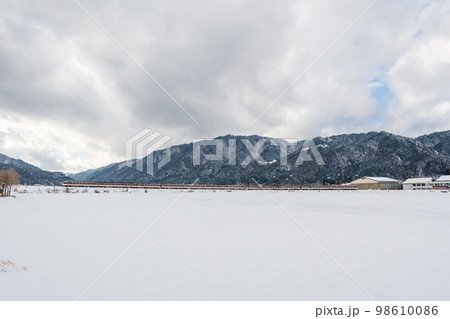 【高山本線】宮の大カーブを通過する10両編成の特急ひだ 98610086