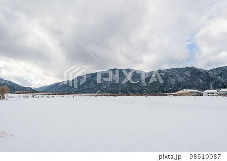【高山本線】宮の大カーブを通過する10両編成の特急ひだ 98610087
