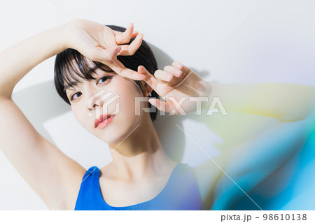 青いタンクトップの女性 青いタンクトップの女性 98610138