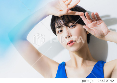 青いタンクトップの女性 98610142