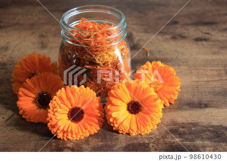 お肌の救世主カレンデュラオイル作り 98610430