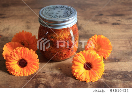 お肌の救世主カレンデュラオイル作り 98610432