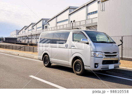 配送や営業に使われるワンボックスカーと工業地帯の風景 98610558