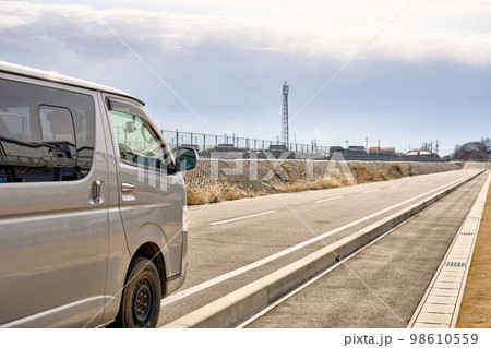 配送や営業に使われるワンボックスカーと工業地帯の風景 配送や営業に使われるワンボックスカーと工業地帯の風景 98610559
