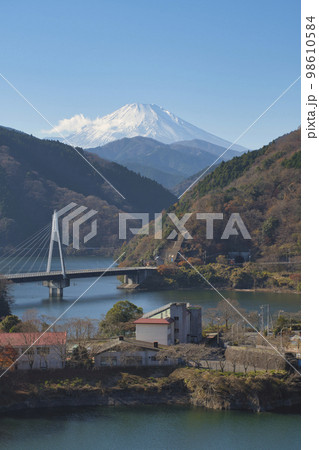【神奈川県】丹沢湖千代の沢園地展望台から眺める富士山 98610584