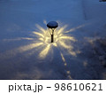 降り積もった雪の中で光るライト 98610621