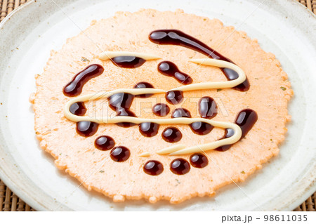 えびせんべいアレンジ。ソースとマヨネーズ。 えびせんべいアレンジ。ソースとマヨネーズ。 98611035