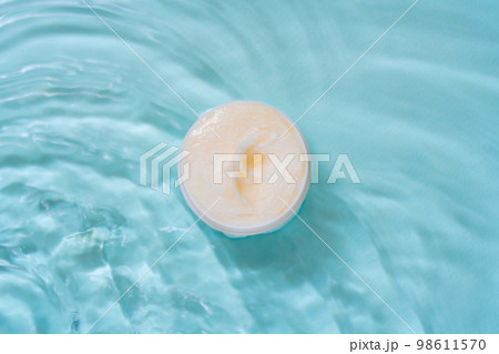 水の波紋、化粧品のボトル 98611570