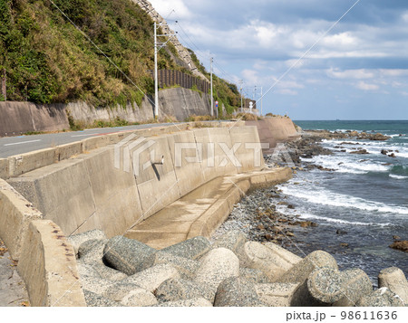 志賀島東側の海岸。福岡県福岡市東区内。 98611636