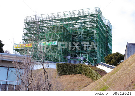 足場で囲まれたお城の改修工事(掛川城) 足場で囲まれたお城の改修工事(掛川城) 98612621