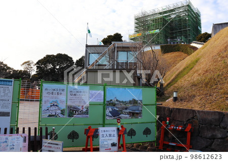 足場で囲まれたお城の改修工事(掛川城) 足場で囲まれたお城の改修工事(掛川城) 98612623