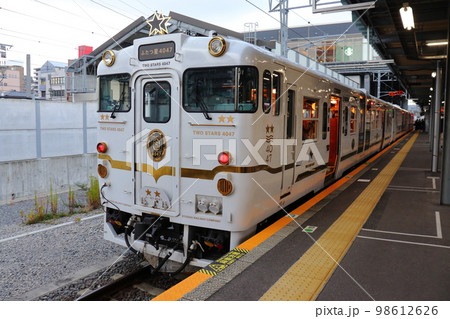 諫早駅に停車するふたつ星4047 98612626