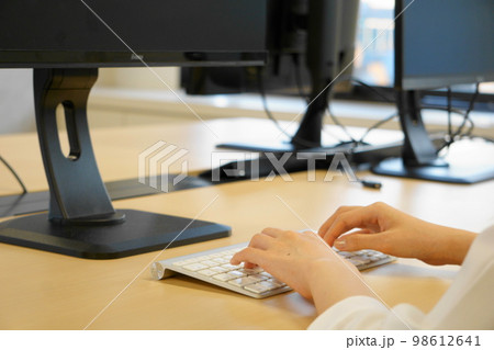 キーボードを叩いて入力作業をする人の手、デスクワークイメージ キーボードを叩いて入力作業をする人の手、デスクワークイメージ 98612641
