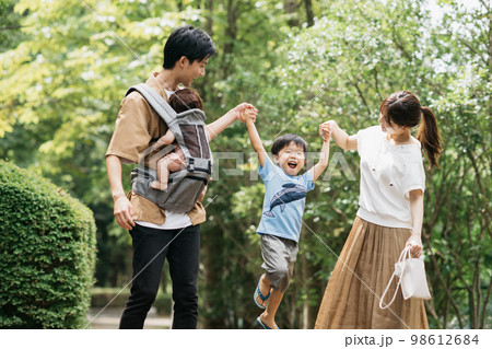 公園を散歩する家族・子育てファミリーイメージ 公園を散歩する家族・子育てファミリーイメージ 98612684
