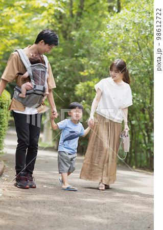公園を散歩する家族・子育てファミリーイメージ 公園を散歩する家族・子育てファミリーイメージ 98612722