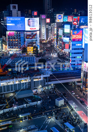 《東京都》渋谷駅前・賑わう繁華街の夜景 98613012