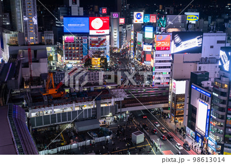 《東京都》渋谷駅前・賑わう繁華街の夜景 98613014