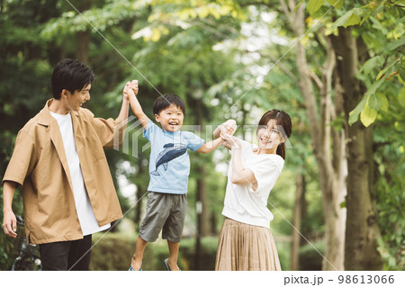 公園にいる笑顔の家族・子育てファミリーイメージ 公園にいる笑顔の家族・子育てファミリーイメージ 98613066