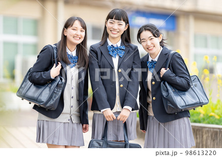 女子高生　通学　制服 98613220
