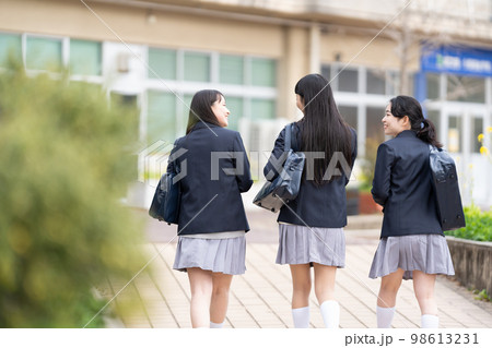 女子高生　通学　制服 98613231