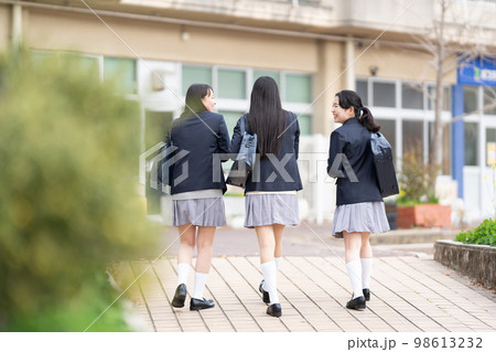 女子高生　通学　制服 98613232