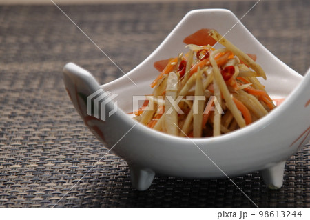 ゴボウのキンピラ　家庭料理　常備菜 98613244