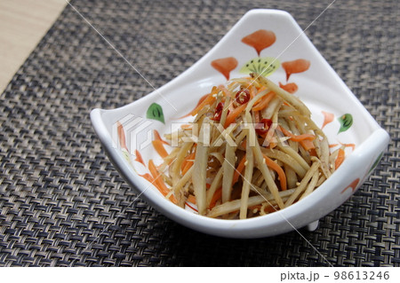 ゴボウのキンピラ　家庭料理　常備菜 98613246