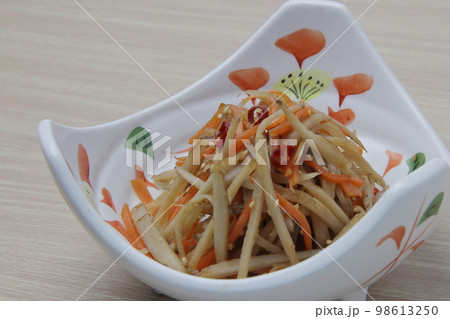 ゴボウのキンピラ 家庭料理 常備菜 ゴボウのキンピラ 家庭料理 常備菜 98613250
