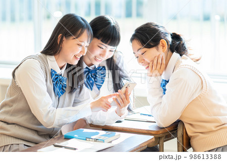 女子高生　スマホ　教室 98613388