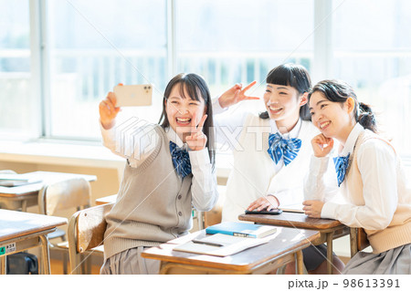 スマホで自撮りをする女子高生 98613391
