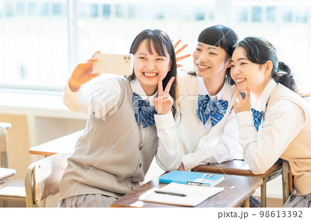 スマホで自撮りをする女子高生 98613392