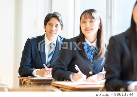 教室　女子高生　授業 98613544