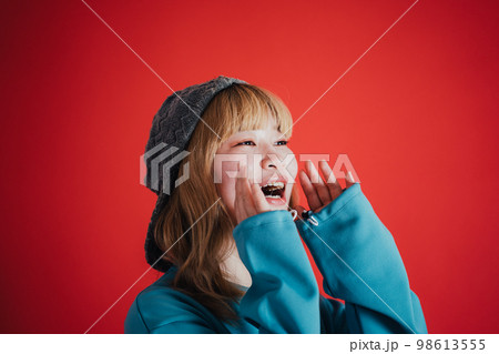 応援する女性 応援する女性 98613555