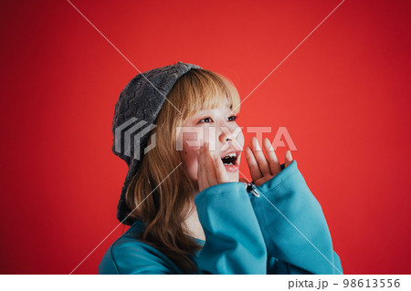 応援する女性 98613556