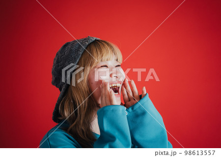 応援する女性 98613557