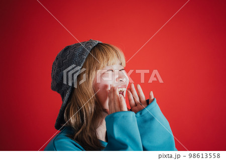 応援する女性 98613558