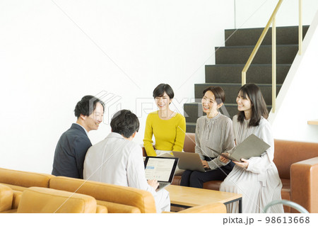 打ち合わせをするビジネスパーソン 98613668