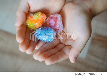 小学校の自由研究でモールとホウ砂水を使ってきらきら宝石を作る実験を行った時の記録。完成した宝石。 98613676