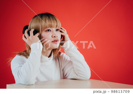 音楽を聴く女性 98613709