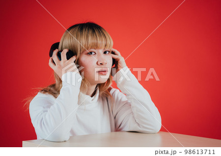 音楽を聴く女性 音楽を聴く女性 98613711