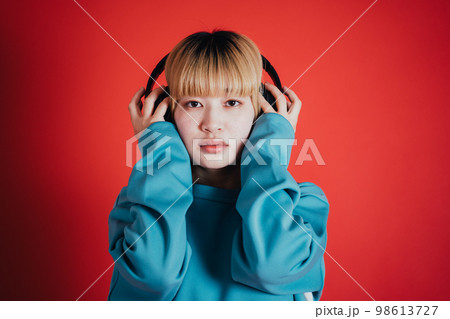音楽を聴く女性 音楽を聴く女性 98613727