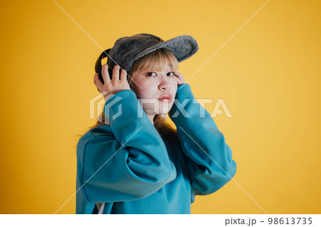 音楽を聴く女性 98613735