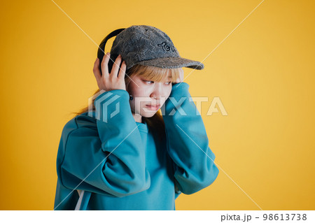 音楽を聴く女性 98613738