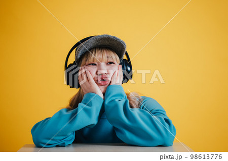 音楽を聴く女性 音楽を聴く女性 98613776